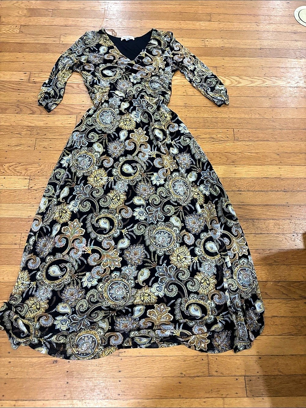 BKE Paisley Maxi Dress in Black & Gold - Picture 2 of 2